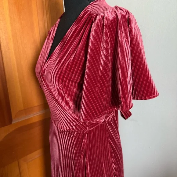 Simplee Raspberry Wrap Dress - Picture 8 of 14
